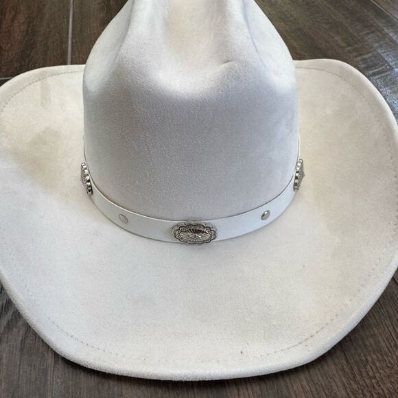 🤍 White Western Cowboy Hat with Silver Conchos – Timeless & Chic 🤍 - Picture 1 of 10